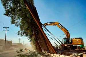 Gió lớn xô ngã 'bức tường biên giới' của ông Trump