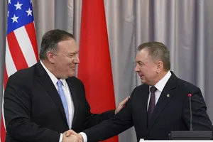 Ngoại trưởng Mỹ Mike Pompeo (trái) và Ngoại trưởng Belarus Vladimir Makei (phải). Ảnh: AP