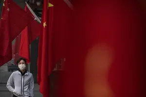 Một người phụ nữ đi bộ trên đường phố Vũ Hán (Ảnh chụp ngày 1-2). Ảnh: AFP