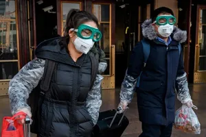 Người dân Trung Quốc mua tích trữ thực phẩm ở Vũ Hán ngày 2-2. Ảnh: CNN