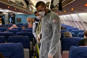 Hành khách trên chuyến bay di tản công dân của Pháp ngày 2-2. Ảnh: AFP