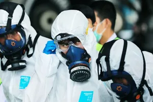 Các nhân viên y tế làm việc ở một bệnh viện trong TP Vũ Hán (Ảnh chụp ngày 3-2). Ảnh: AFP