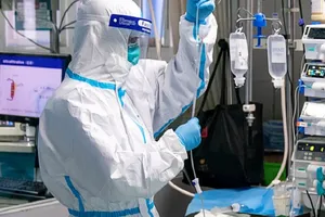 Các chuyên gia đang nỗ lực điều chế vaccine và xây dựng pháp đồ điều trị bệnh nhân nhiễm virus Corona. Ảnh: THE GUARDIAN 