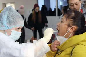 Một phụ nữ Trung Quốc đang được kiểm tra khi đi qua cửa khẩu TP Blagoveshchensk ngày 1-2. Ảnh: CNBC 