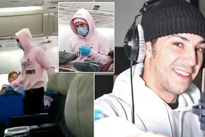 James Potok đứng lên tuyên bố mình bị nhiễm Corona trên máy bay. Ảnh: TWITTER