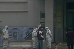 Các nhân viên y tế bên ngoài một bệnh viện ở Vũ Hán (Ảnh chụp ngày 5-2). Ảnh: AP