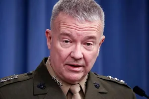 Chỉ huy Bộ tư lệnh Trung tâm Mỹ Frank McKenzie âm thầm thăm Iraq hôm 4-2. Ảnh: AP