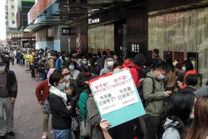 Hình ảnh người dân Hong Kong xếp hàng chờ mua khẩu trang ngày 5-2. Ảnh: SOUTH CHINA MORNING POST 