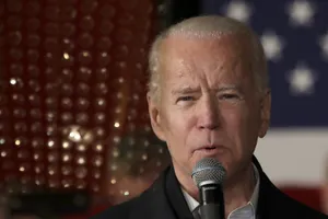 Ứng viên Biden thừa nhận 'ngã ngựa' 