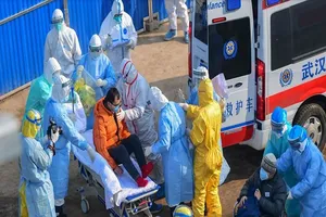 Một bệnh nhân được chuyển đến bệnh viện mới xây ở Vũ Hán (Trung Quốc). Ảnh: THE NEW YORK TIMES