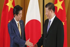 Thủ tướng Nhật Bản Shinzo Abe và Chủ tịch Trung Quốc Tập Cận Bình gặp nhau để hội đàm tại thành phố Osaka năm 2019. Ảnh: EPA-EFE