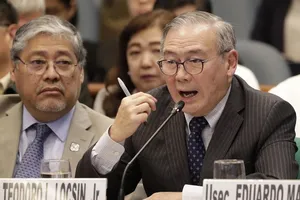 Ngoại trưởng Philippines Teodoro Locsin (phải). Ảnh: SCMP