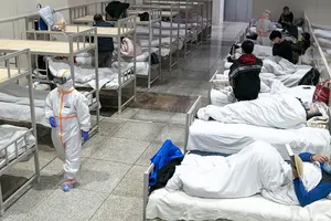 Bệnh nhân lây nhiễm Corona được điều trị tại một bệnh viện dã chiến ở Vũ Hán (Ảnh chụp ngày 7-2). Ảnh: REUTERS 