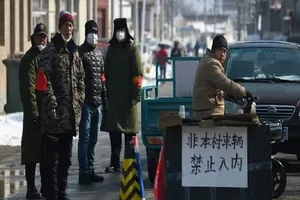Người dân tại một ngôi làng của Trung Quốc đang bị phong tỏa do dịch Corona. Ảnh: AFP