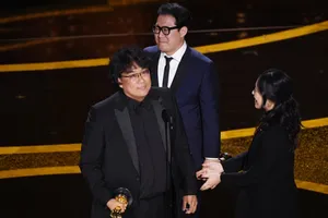Đạo diễn Bong Joon-ho nhận giải Kịch bản xuất sắc nhất trong lễ trao giải Oscar 2020. Ảnh: GETTY IMAGES