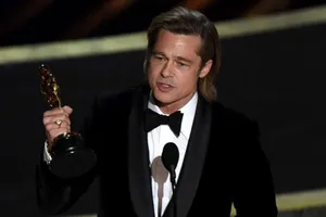 Nam diễn viên nổi tiếng Brad Pitt nhận giải Oscar đầu tiên ghi nhận khả năng diễn xuất của anh. Ảnh: AP