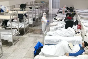 Bệnh nhân điều trị tại một bệnh viện dã chiến ở Vũ Hán (ảnh chụp ngày 8-2). Ảnh: AFP