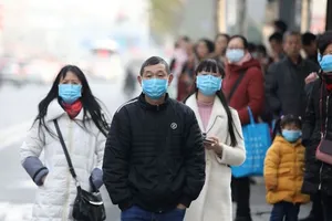 Người dân thủ đô Bắc Kinh (Trung Quốc) đeo khẩu trang khi đi ra đường (Ảnh chụp hôm 30-1). Ảnh: AFP