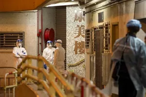 Nhân viên y tế tại chung cư Trường Khang - nơi có hai cư dân dương tính với virus Corona. Ảnh: SCMP