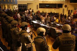 Binh sĩ kéo vào trụ sở Quốc hội El Salvador hậu thuẫn Tổng thống Nayib Bukele làm áp lực buộc các nghị sĩ phải ký đồng ý vay tiền. Ảnh: CNN