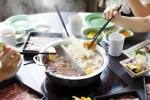 Có 12 người liên quan đến một bữa ăn gia đình cùng nhiễm dịch Corona. Ảnh: SCMP