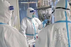 Bác sĩ Bành Chí Dũng và đồng nghiệp làm việc ở bệnh viện Trung Nam thuộc TP Vũ Hán (Ảnh chụp ngày 24-1). Ảnh: AP