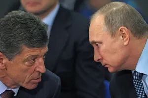 Tổng thống Nga Vladimir Putin (phải) và tân Chánh Văn phòng Tổng thống Nga Dmitry Kozak (trái). Ảnh: NIA NOVOSTI