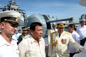Tổng thống Philippines Rodrigo Duterte tham quan một tàu chiến của Nga đến thăm thủ đô Manila. Ảnh: REUTERS