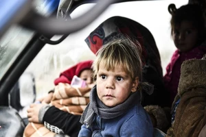 Người dân Syria đang phải tìm đường chạy trồn lên phía bắc, gần biên giới với Thổ Nhĩ Kỳ hôm 13-2. Ảnh: AP