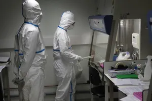 Các nhà khoa học ở viện Pasteur (Pháp) thử nghiệm mẫu máu của bệnh nhân nghi nhiễm COVID-19 hôm 6-2. Ảnh: AP