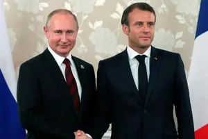Tổng thống Nga Vladimir Putin (trái) và người đồng cấp Pháp Emmanuel Macron tại Thượng đỉnh G7 2019. Ảnh: REUTERS