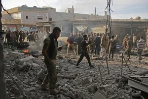 Hiện trường vụ đánh bom xe ở thị trấn Tel Abyad. Ảnh: AFP