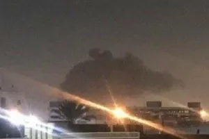 Khói đen bốc lên từ khu vực Đại sứ Mỹ bị trúng tên lửa ngày 16-2. Ảnh: RT