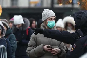 Một nhân viên an ninh hướng dẫn người dân làm thủ tục kiểm tra sức khoẻ ở ga Moscow (ảnh chụp ngày 3-2). Ảnh: TASS