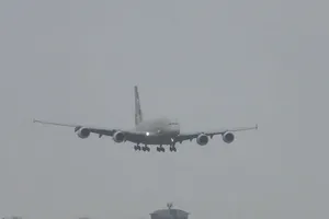 Máy bay của hãng hàng không Etihad hạ cánh thẳng đứng vì ảnh hưởng của siêu bão Dennis. Ảnh: RT