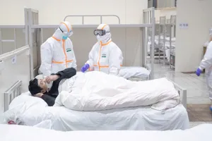 Một bệnh nhân lây nhiễm COVID-19 điều trị tại khu cách ly bệnh viện số 1 Vũ Hán (Ảnh chụp ngày 13-2). Ảnh: REUTERS