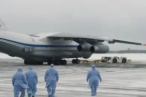 Một máy bay đáp xuống Vũ Hán đang chờ được nhân viên y tế kiểm tra (Ảnh chụp ngày 3-2). Ảnh: CCTV