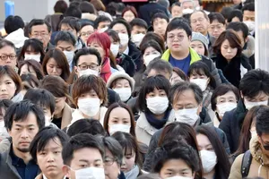 Người dân Nhật Bản đi làm trong giờ cao điểm ở Tokyo ngày 1-2. Ảnh: THE NIKKEI 