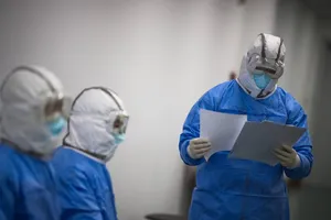 Y bác sĩ làm việc tại bệnh viện số 1 Vũ Hán (Ảnh chụp ngày 13-2). Ảnh: CCTV