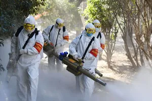 Các nhân viên y tế tiến hành khử trùng đường phố tỉnh An Huy phía Đông Trung Quốc (Ảnh chụp ngày 18-2). Ảnh: AFP