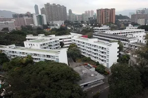 Căn cứ quân sự Trại Gun Club Hill của Trung Quốc ở Hong Kong bị vẽ bậy trên tường vào chiều ngày 19-2. Ảnh: SCMP