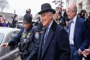 Ông Roger Stone (giữa) rời phiên tòa ngày 20-2 sau khi thẩm phán tuyên ông mức án 40 tháng tù giam. Ảnh: EPA
