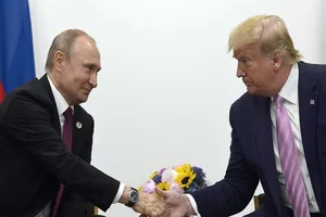 Tổng thống Nga Vladimir Putin (bên trái) gặp gỡ Tổng thống Mỹ Donald Trump hồi tháng 6-2019. Ảnh: AP