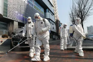 Nhân viên y tế khử trùng đường phố Daegu (Hàn Quốc) (Ảnh chụp ngày 22-2). Ảnh: AFP