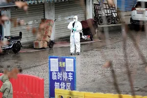 Chợ Hoa Nam hiện đã bị đóng cửa và các nhân viên y tế phong toả chặt chẽ. Ảnh: CCTV