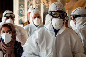 Nhân viên y tế kiểm tra thân nhiệt tại biên giới Iraq-Iran (ảnh chup ngày 21-2). Ảnh: AFP