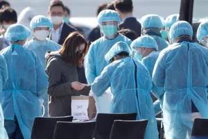 Nhân viên y tế hỗ trợ một hành khách trên du thuyền Diamond Princess neo tại Nhật (Ảnh chụp ngày 21-2). Ảnh: AFP