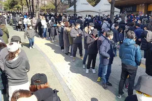 Người dân Daegu xếp hàng mua khẩu trang khi số ca nhiễm COVID-19 ở TP này chiếm 60% tổng số ca nhiễm ở Hàn Quốc. Ảnh: CHINA DAILY