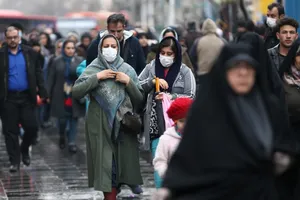 Người dân mang khẩu trang ở thủ đô Tehran (Ảnh chụp ngày 23-2). Ảnh: AFP