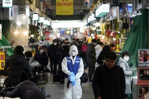 Một khu chợ ở thủ đô Seoul, Hàn Quốc (Ảnh chụp ngày 23-2). Ảnh: AFP